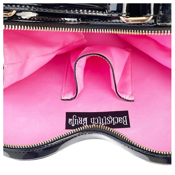 Heart-Shaped hell here Black Bag with Pink and White Stitching new - Picture 4 of 5